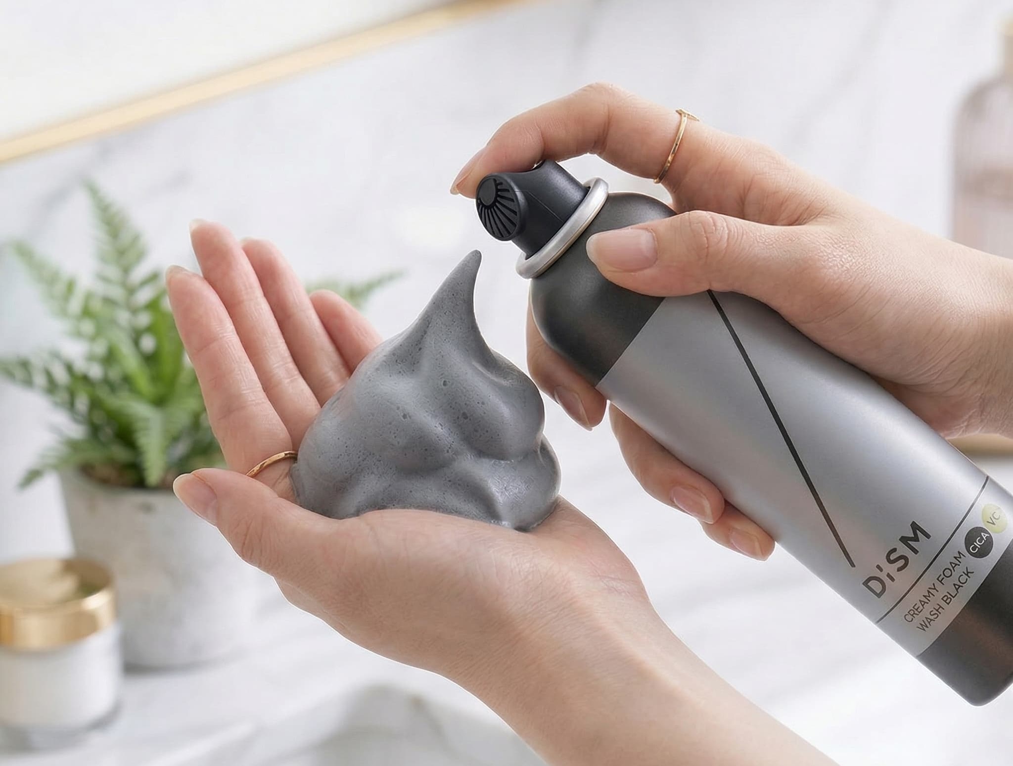 女性の毛穴にメンズ洗顔を。DISMクリーミーウォッシュの「炭・泥・濃密泡」が夜洗顔の優れた選択肢
