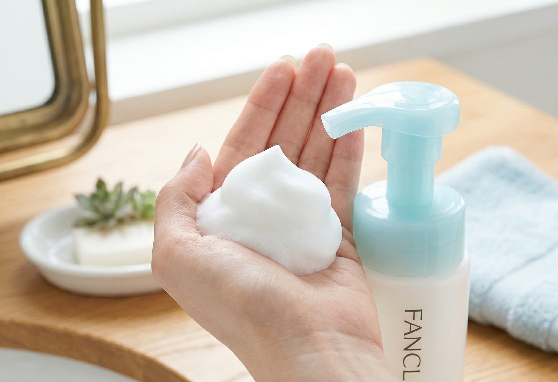 朝の洗顔は1プッシュで完結。「ファンケルピュアモイスト」濃厚泡の「低摩擦」×「桃の葉エキス」ロジック