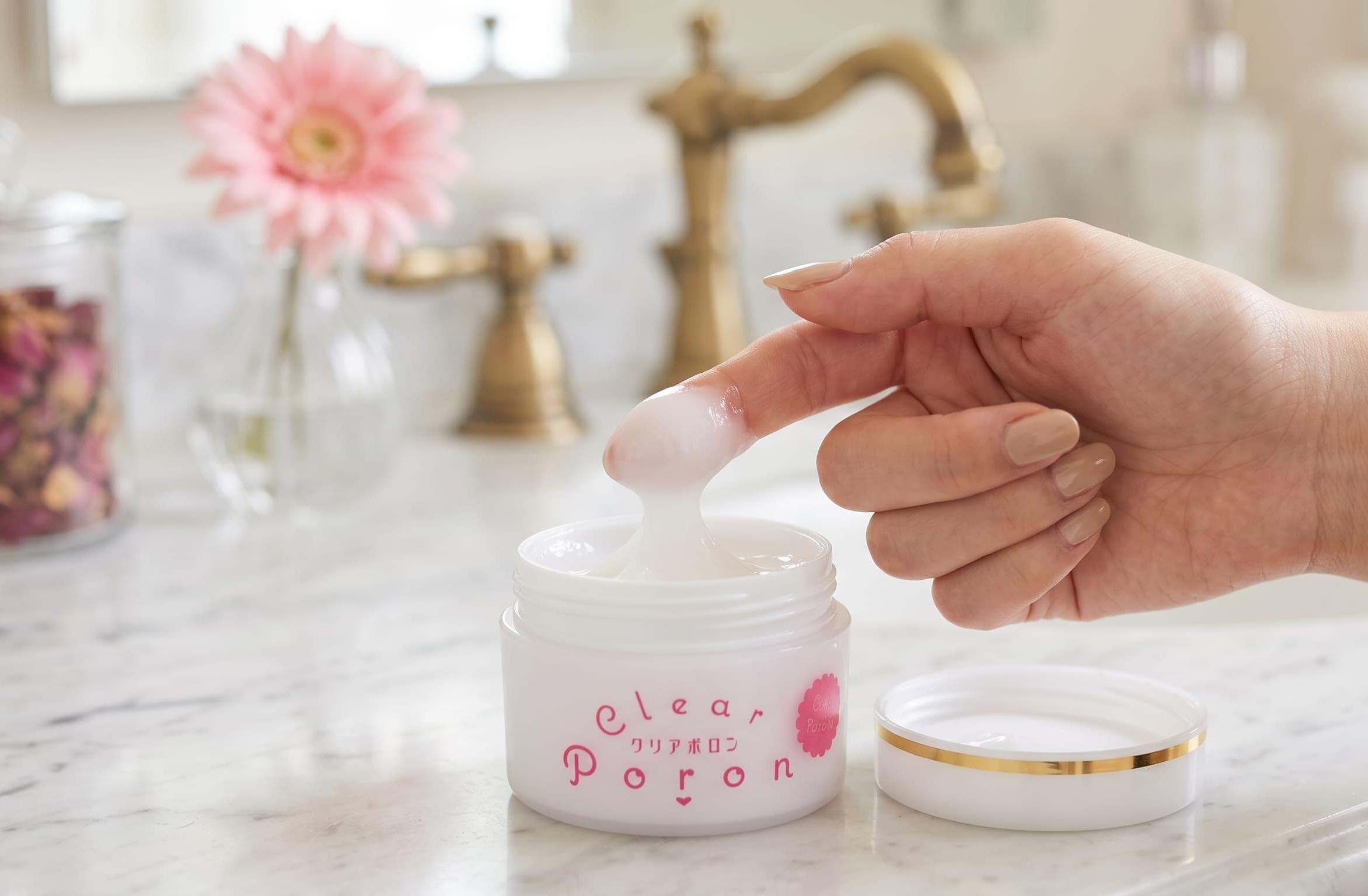 ひじ・ひざに「デコルテ用」を塗るこだわりのケア。「クリアポロン」カサカサを「ハトムギ＆アンズ」でクリアな印象に