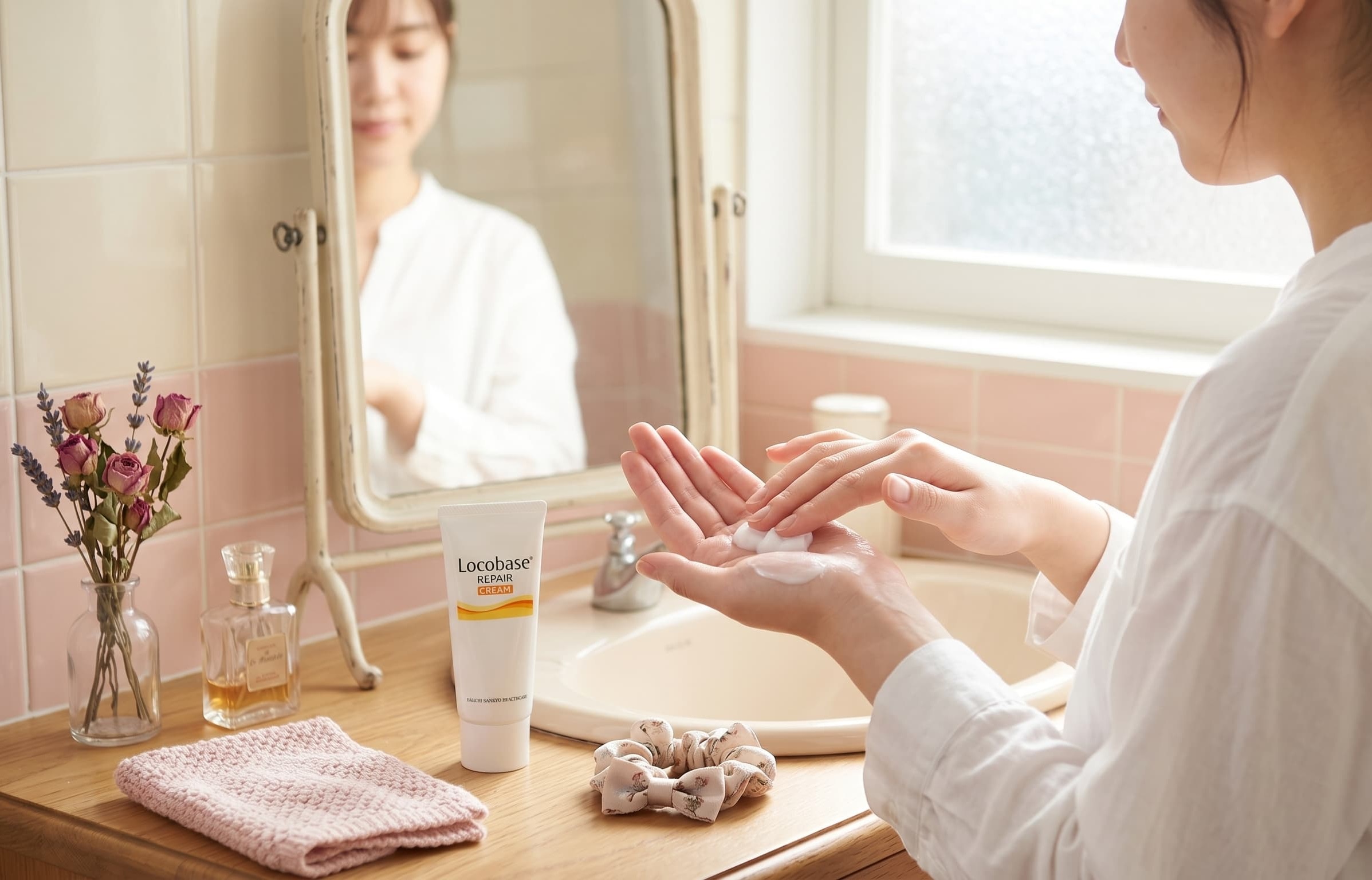 硬い、だから落ちにくい。ロコベース ハンドクリーム「3つの肌脂質成分」でベールを纏うロジック